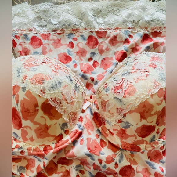 MARILYN MONROE SOFT LINGERIE SLIP WITH PADDED BRA & ADORABLE DETAILS 🌟NWT🌟 - Picture 3 of 15